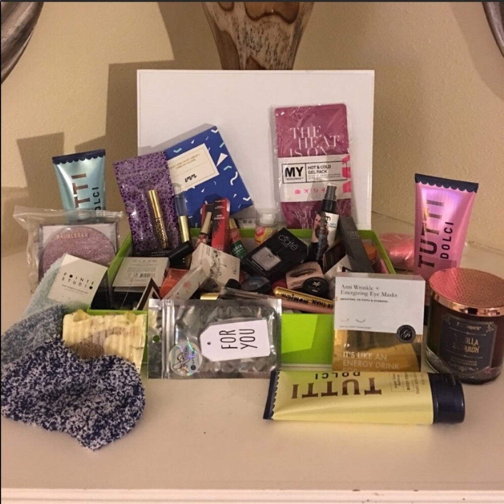 Lott of make up bags, samples & F/S product